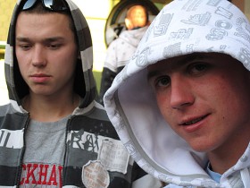 Pod barem z piwem - jedyne miejsce spotkań z kolegami. 1 maja 2009