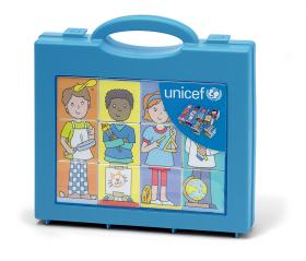 Klocki UNICEF. W komplecie 12 plastikowych klocków przedstawiających z każdej strony inną część obrazka. Dla ułatwienia w zestawie sześć plansz z obrazkami. Kupując wspieramy działalność UNICEFU. Dla dzieci w wieku powyżej 4 lat. Cena: 59 zł.