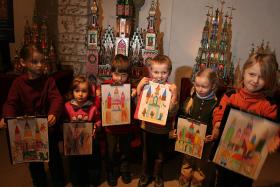 Dzieci rysują i budują szopki. Zajęcia plastyczne w krakowskim muzeum. Styczeń, 2007 r.