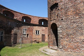Gdańsk: twierdza Wisłoujście, wnętrze fortecznego tzw. Wieńca, z prawej wejście na wieżę