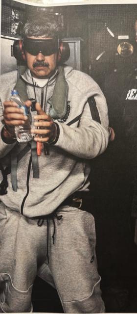 Zdjęcie pojmanego Nicolasa Maduro na pokładzie USS Iwo Jima ujawnione przez Donalda Trumpa na platformie Truth Social