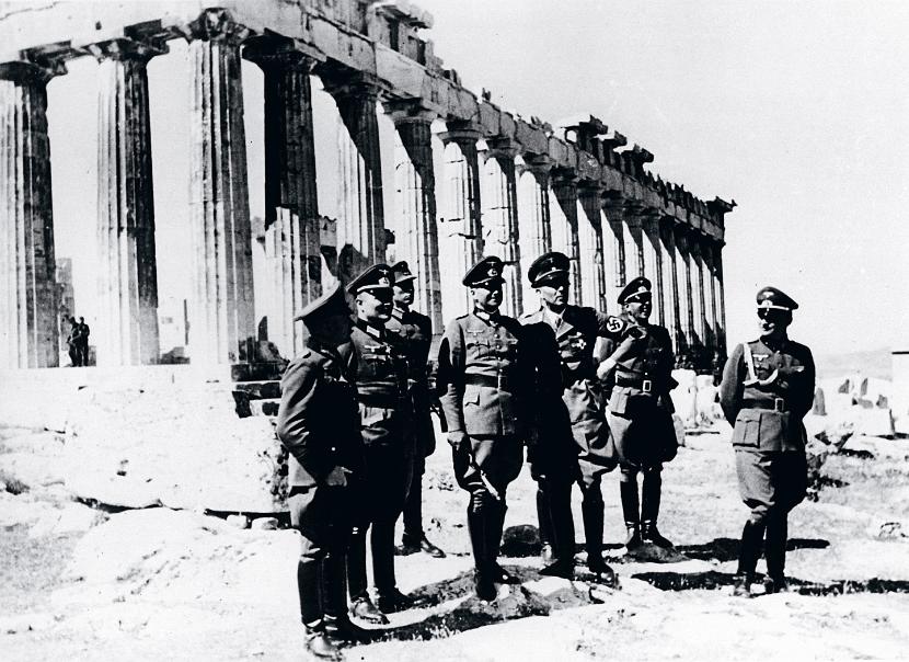Niemieccy okupanci na Akropolu (maj 1941 r.). Czwarty od lewej feldmarszałek Walter von Brauchitsch, dowódca Wehrmachtu na Bałkanach.