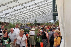 Wśród spacerujących dyskretnie przemykają pracownicy – w miejscu tak pełnym kwiatów praca ogrodnika trwa od zmierzchu do świtu.