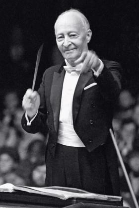 Kompozytor przy pulpicie dyrygenckim podczas Warszawskiej Jesieni, 1988 r.