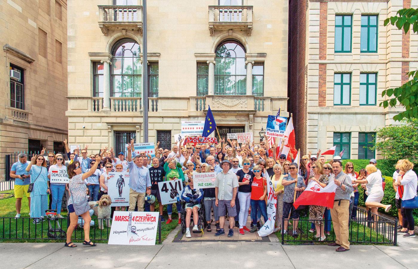 Polacy uczestniczący w marszu 4 czerwca przed Konsulatem Generalnym RP w Chicago.
