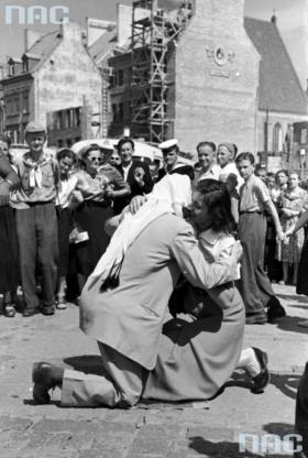 Zabawa w 'chusteczkę' na warszawskim placu Zamkowym. 1955 r.