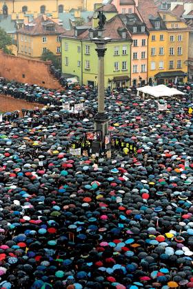 Nie ma żadnej gwarancji, że udział w Czarnym Proteście przełoży się na aktywność wyborczą za dwa, trzy lata, niemniej może on rezonować na świadomość społeczną, tworzyć swoją legendę.