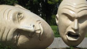 Zniesławienie z natury rzeczy bywa głośne, a co komu z cichego zwycięstwa po latach? Można się nim pochwalić już raczej wnukom.