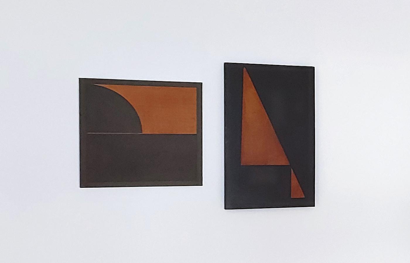 „Przestrzeń bezinteresownych gestów” – wystawa prac Andrzeja Łobodzińskiego odbyła się w Galerii Olimpus w kwietniu 2023 roku. Dwa obrazy artysty: Z i D (2022).