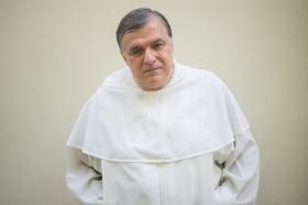 „Sprzymierzanie się w Kościele z jakąś konkretną formacją gospodarczą czy polityczną zawsze jest szkodliwe i zraża wielu ludzi”.