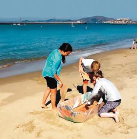 Do południa uczniowie budowali łódki. Potem, po wspólnym lunchu, nauczyciel dał sygnał do wyścigu.