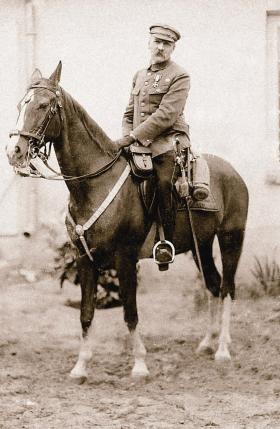 Żeby nie zawisnąć w społecznej próżni, lewicowa władza musiała się dopasować do prawicowego podłoża. Pierwszy był Piłsudski.