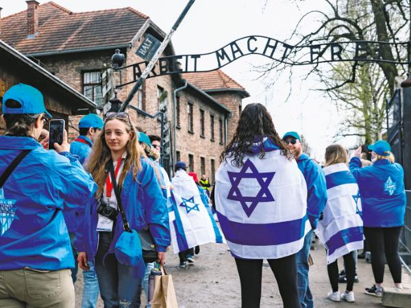 Marsz Żywych na terenie byłego obozu Auschwitz-Birkenau.