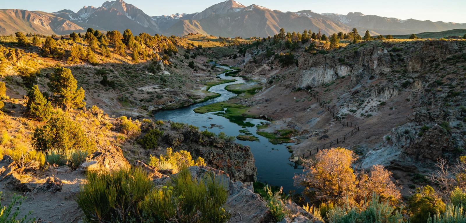 W potoku Hot Creek płynie wrząca woda podgrzana przez energię geotermalną, której źródłem jest superwulkan Long Valley, ukrywający się w skorupie ziemskiej na pograniczu amerykańskich stanów Kalifornia i Nevada.