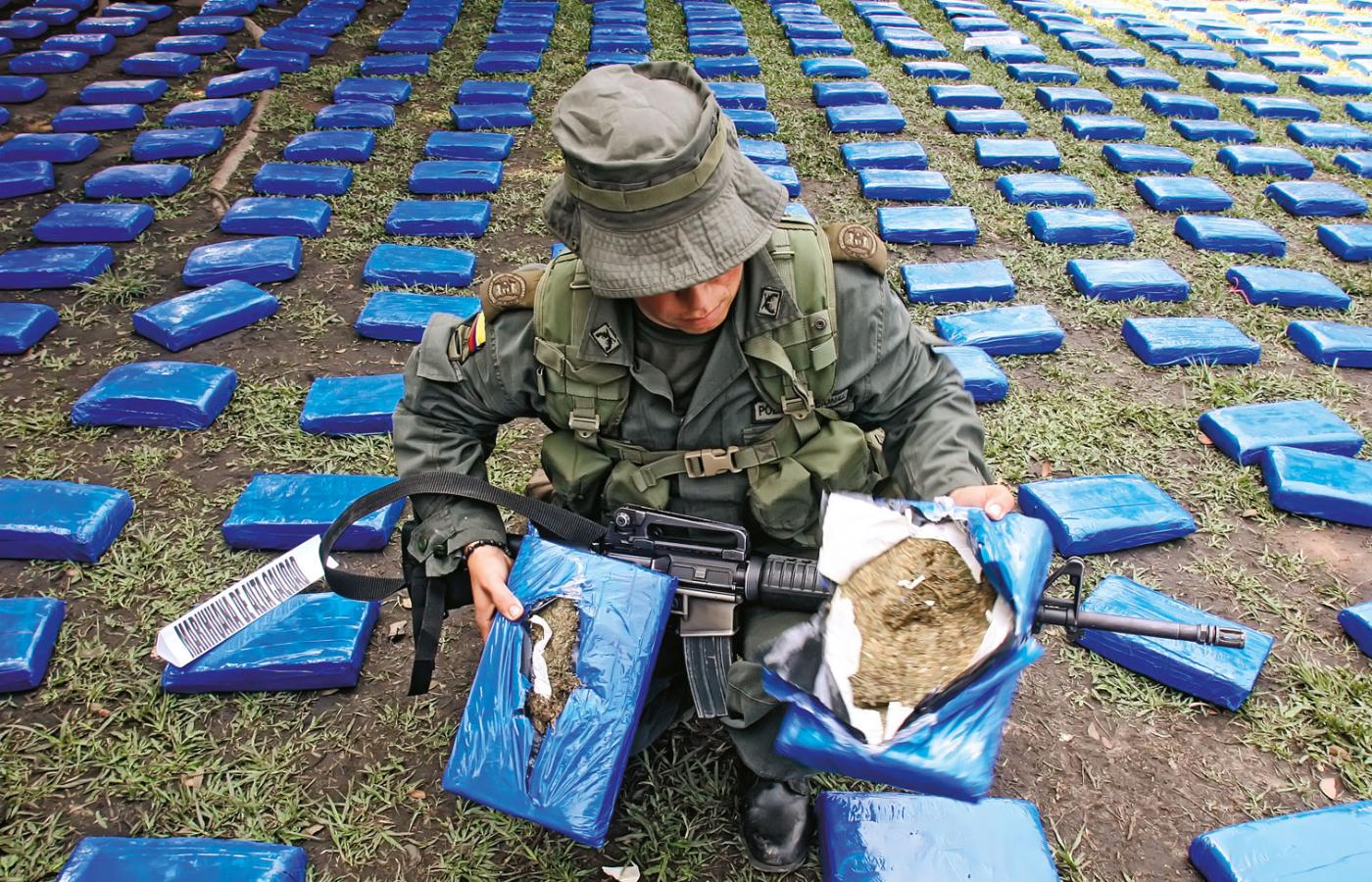 Skonfiskowane przez wojsko paczki z marihuaną, Kolumbia.