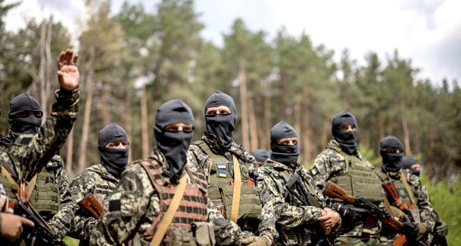 Ukraińscy żołnierze WOT ćwiczą w okolicy wsi Łubianka