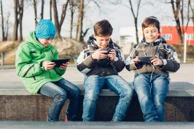 Przeciętny nastolatek w dni szkolne spędza w smartfonie ponad 3,5 godziny dziennie, a w dni wolne od nauki minimum 5 godzin.