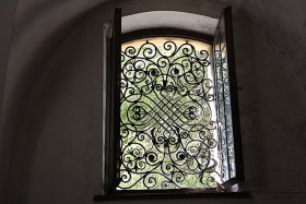 Ozdobna krata w oknie babińca synagogi w Zamościu