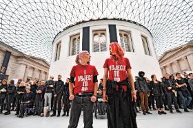 Happening brytyjskiej grupy aktywistów BP or not BP w centralnej rotundzie British Museumv w Londynie podczas wystawy „Jestem Assurbanipal: król świata, król Asyrii” sponsorowanej przez BP.