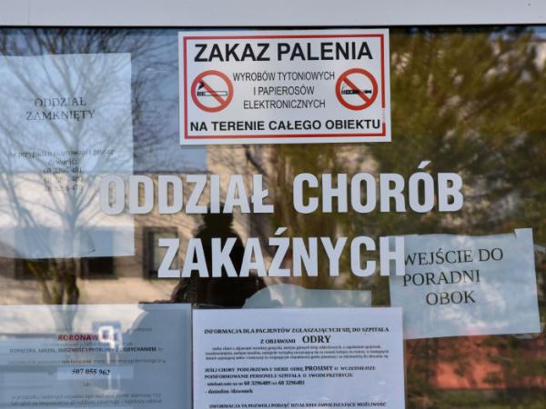 Wejście na oddział Szpitala Uniwersyteckiego w Zielonej Górze, gdzie przebywa pacjent z rozpoznaniem Covid-19.