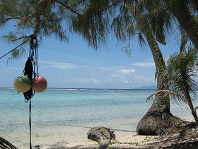 Takie piaszczyste plaże są najczęściej na motu, maleńkich piaszczystych, niezamieszkałych wysepkach, usypanych na wodach laguny.