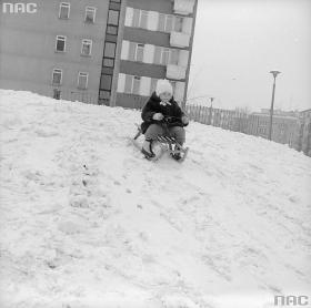 Dla dzieci każda górka obok domu zimą nabiera znaczenia. Warszawa, luty 1980 r.