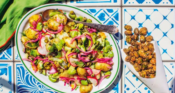 Sałatka ryneczkowa i bób prażony w przyprawach.