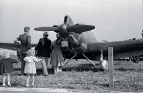 Samolot szkolno-treningowy Junak-1 prezentowany na lotnisku Okęcie z okazji Święta Lotnictwa, Warszawa, 5 września 1948 r.