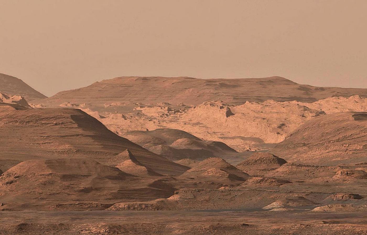 Obraz powierzchni Marsa uzyskany ze zdjęć wykonanych przez łazik Curiosity.