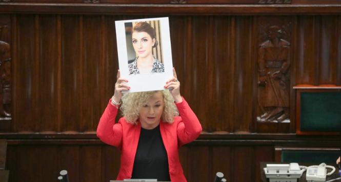 Katarzyna Kotula ze zdjęciem Izabeli z Pszczyny, ofiary zakazu aborcji w Polsce