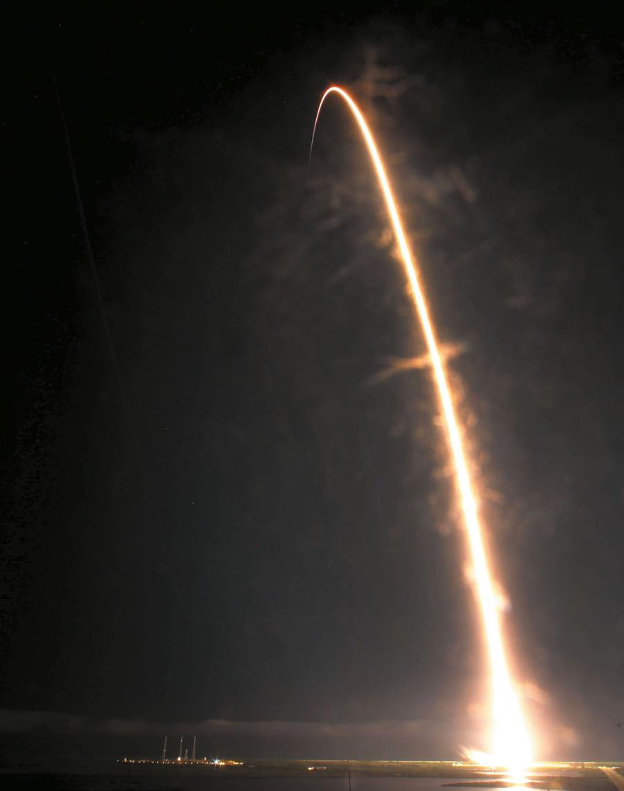 Astronauci znajdujący się na pokładzie statku SpaceX Crew Drago, wynoszonego przez rakietę Falcon 9, rozpoczynają lot w kierunku Międzynarodowej Stacji Kosmicznej (listopad 2020 roku).