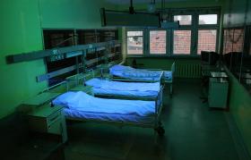 Sala szpitalna dezynfekowana lampą UV