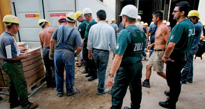 Kontrola służb celnych FKS Zoll na budowie w Bonn. To szczególnie nielubiani urzędnicy, a będzie ich jeszcze wiecej.