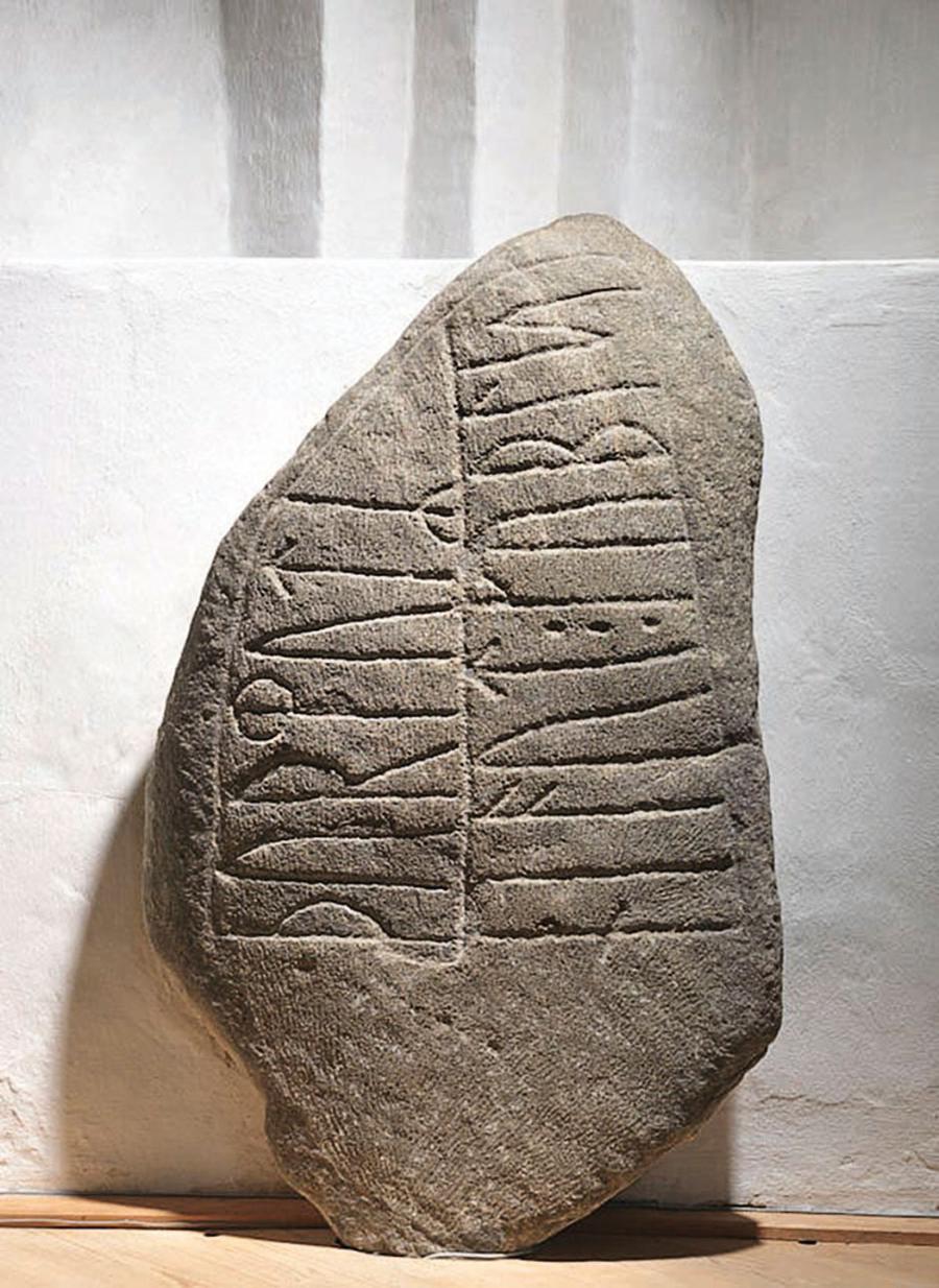 Kamień runiczny Nørre Nærå z IX w., pochodzący z duńskiej wyspy Fyn. Używano go do przygniatania ciała zmarłego na wypadek przebudzenia, o czym mówi inskrypcja.