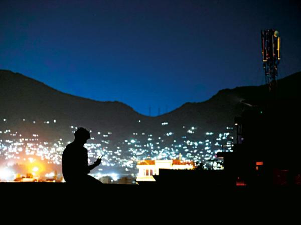 Po dwóch dobach łączność w Afganistanie stopniowo przywrócono.