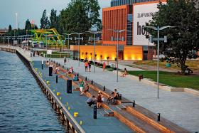 Nowe bulwary nad Odrą, jedno z ulubionych miejsc spacerowiczów, rowerzystów i żeglarzy.