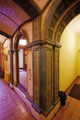 Neorenesansowa klatka schodowa z zachowanego do dziś budynku w Lubaniu z lat 70. XIX w. pokazuje ówczesną modę na historyzm.