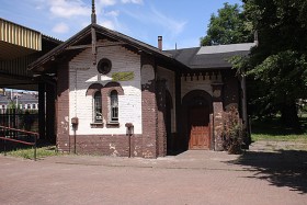 Częstochowa. Pamiętająca carskie czasy dworcowa toaleta, do niedawna sklepik z prasą i napojami.