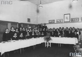 Święta w niepodległej Polsce obchodzone oficjalnie. Gwiazdka w gimnazjum żeńskim. 1936 r.