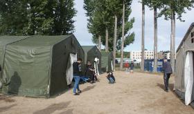 Ogrzewane namioty dla nowoprzybyłych nocą.