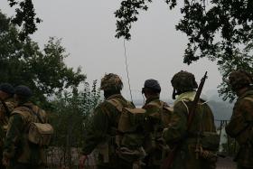 Do mostu dociera jeden batalion brytyjski majora Frosta. Rekonstruktorzy odtwarzają ten marsz południową drogą, blisko rzeki, w oddali widać współczesny most w Arnhem, 2009 r.