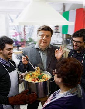 Piotr Semka w swojej książce kulinarnej sięga po przepisy z wielu stron świata.