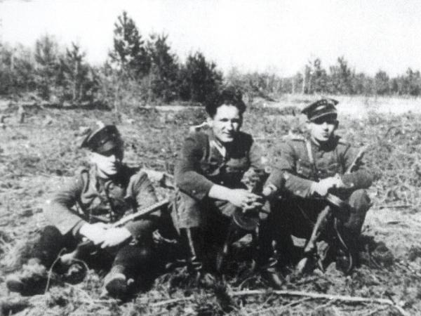 Mieczysław Moczar (w środku)