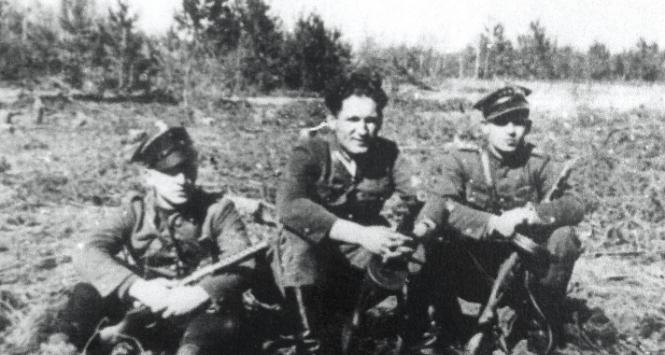 Mieczysław Moczar (w środku)