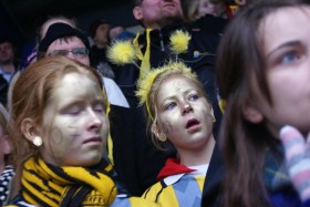 Miłośnicy piłkarskiej drużyny NSI Runavik w dniu zdobycia przez ich klub mistrzostwa Wysp Owczych.