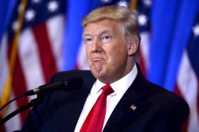 Trump przedstawia się jako człowiek spoza systemu, zwalczający zgniły establishment wszelkiej maści.