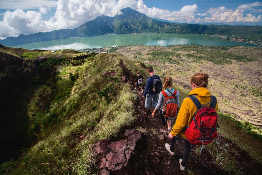 Kaldera czynnego wulkanu Batur na Bali jest częstym celem jednodniowych wycieczek turystów spędzających wakacje w kurortach na wyspie.