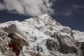 Mount Everest jest poważnie zanieczyszczony. W 2016 r. na najwyższej górze świata odkryto dużą ilość śmieci zalegających na wysokości prawie 8 tysięcy metrów. Części z nich nie da się usunąć, bo znajdują się tam od wielu lat w postaci zamrożonej.