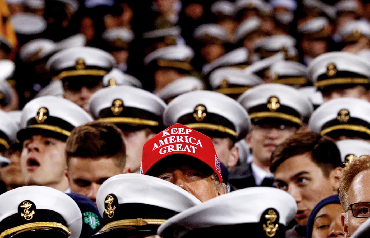 Donald Trump podczas dorocznego meczu akademii marynarki wojennej w Filadelfii, grudzień 2019 r.