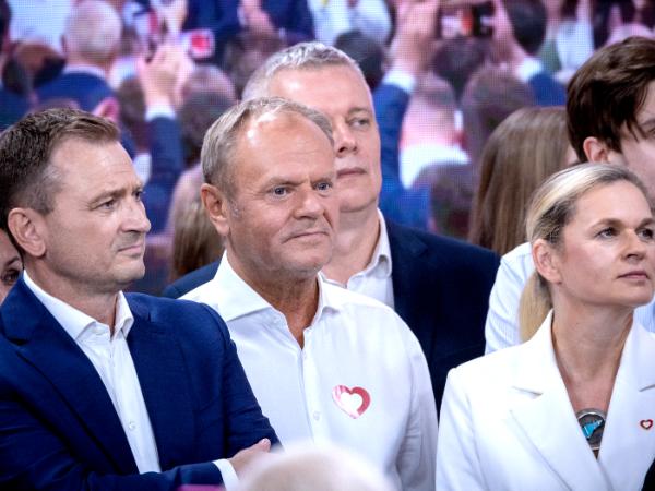 Premier Donald Tusk w sztabie Rafała Trzaskowskiego po ogłoszeniu wyniku wyborów prezydenckich. 1 czerwca 2025 r.